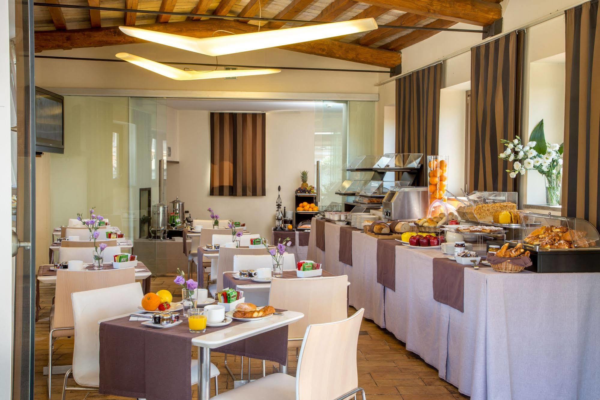 9hotel Cesari
